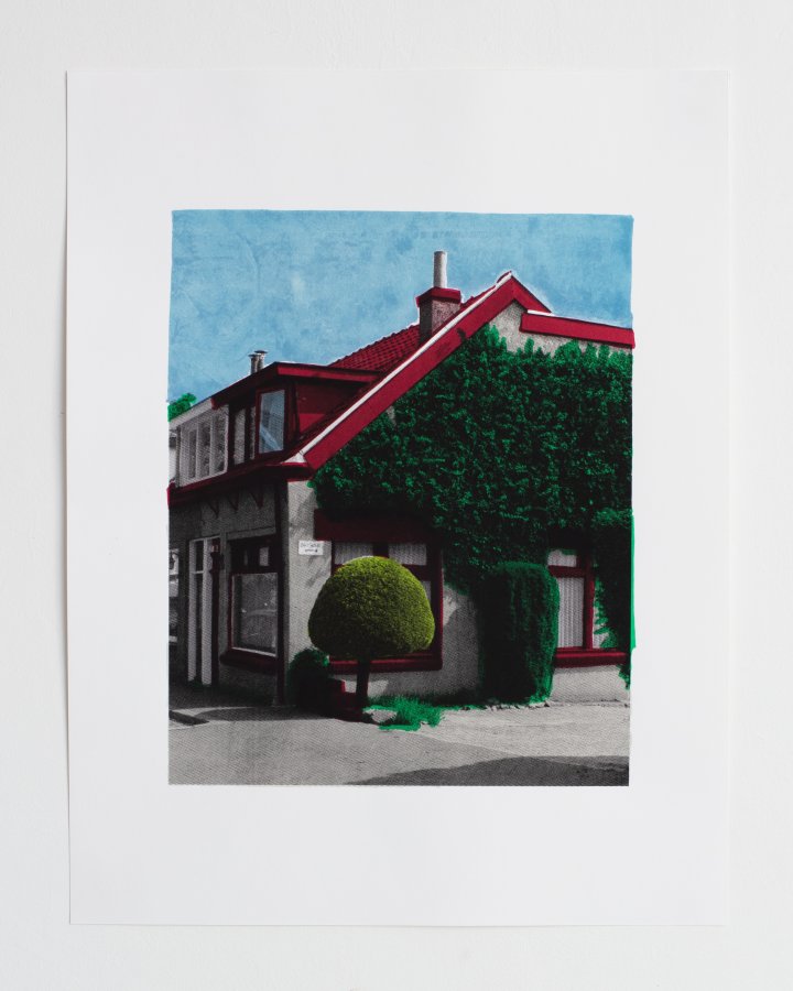 Huis met rode kozijnen, klimop en een boompje